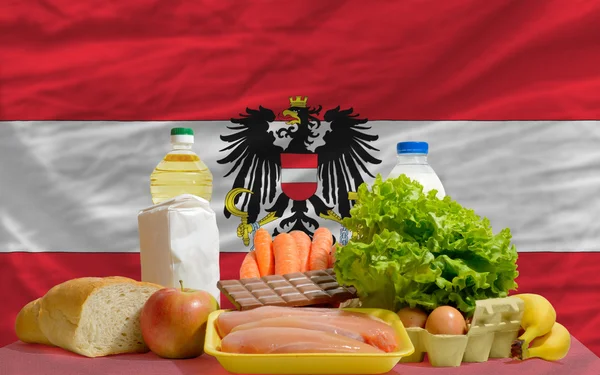 Abarrotes básicos de alimentos frente a la bandera nacional austriaca — Foto de Stock