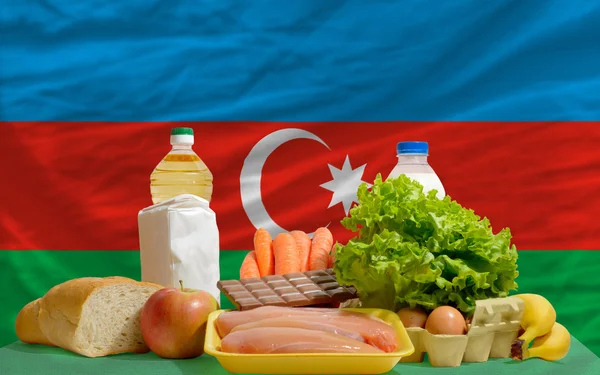 Produits alimentaires de base devant le drapeau national azerbaijan — Photo