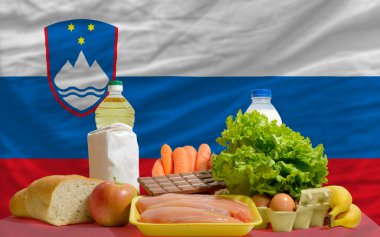 temel gıda Market önünde Slovenya ulusal bayrak