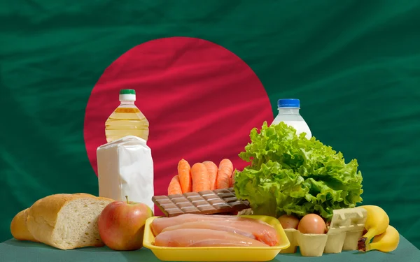 Belanjaan makanan dasar di depan bendera nasional bangladesh — Stok Foto