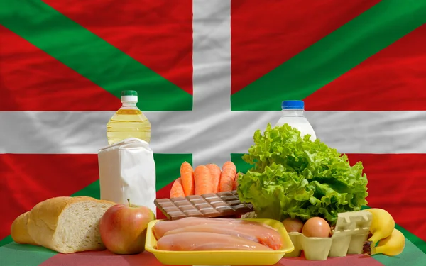 Produits alimentaires de base devant le drapeau national basque — Photo