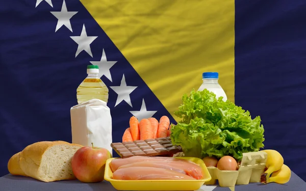 Grundnahrungsmittel vor der Nationalflagge von Bosnien-Herzegowina — Stockfoto