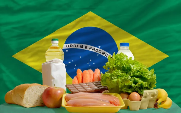 Abarrotes básicos de alimentos frente a la bandera nacional de Brasil —  Fotos de Stock