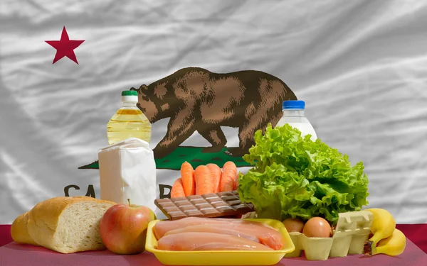 Produtos alimentares básicos em frente à bandeira do estado da Califórnia — Fotografia de Stock