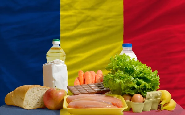 Grundläggande mat matvaror framför Tchads flagga — Stock fotografie
