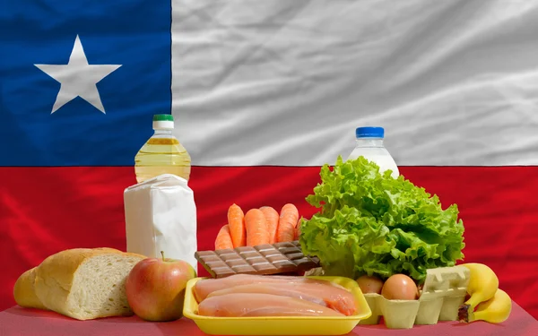 Abarrotes de alimentos básicos frente a la bandera nacional del chile —  Fotos de Stock