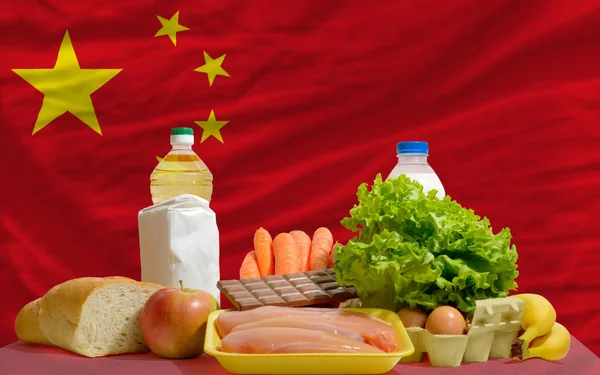 Abarrotes de alimentos básicos frente a la bandera nacional de China —  Fotos de Stock