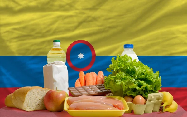 기본적인 음식 식료품 콜롬비아 국기 앞 — 스톡 사진