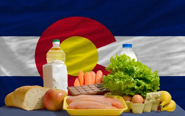 Prodotti alimentari di base di fronte colorado noi bandiera di stato — Foto Stock