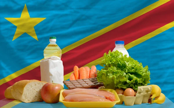 Mercearia básica de alimentos em frente à bandeira nacional do Congo — Fotografia de Stock
