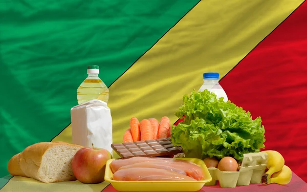 Alimentari di base davanti alla bandiera nazionale congo — Foto Stock