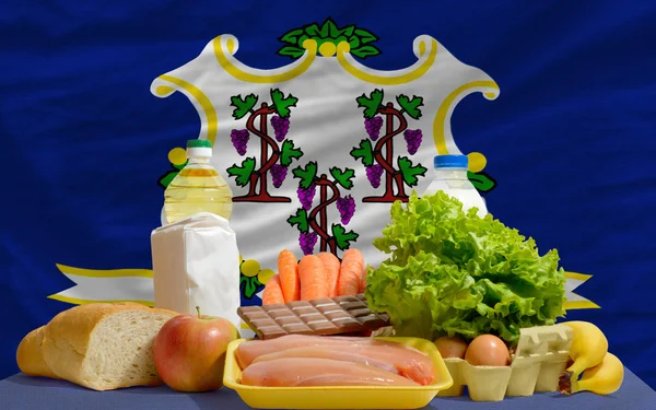 Abarrotes básicos de alimentos frente a la bandera del estado de Connecticut — Foto de Stock