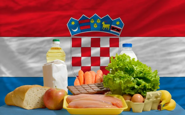 Grundläggande mat matvaror framför Kroatien flagga — Stockfoto