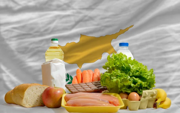 Abarrotes básicos de alimentos frente a la bandera nacional de Cyprus — Foto de Stock