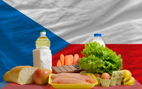 Mercearia básica de alimentos em frente à bandeira nacional checa — Fotografia de Stock