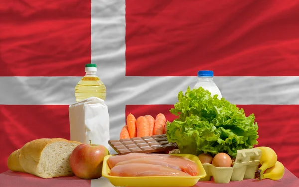 Abarrotes básicos de alimentos frente a la bandera nacional de Dinamarca — Foto de Stock