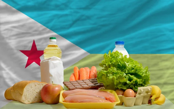 Основные продукты питания перед национальным флагом Джибути — стоковое фото