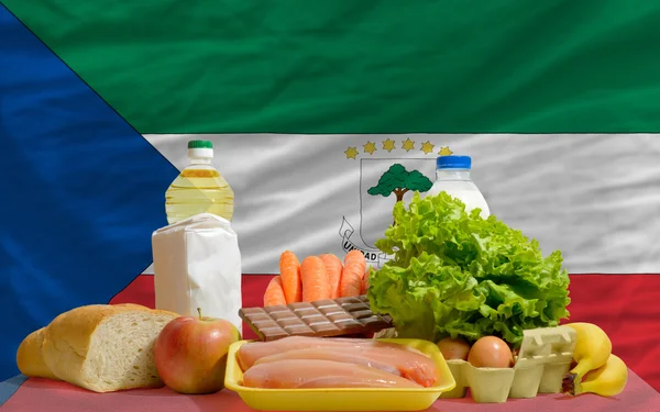 Mercearia básica de alimentos em frente à bandeira nacional da Guiné Equatorial — Fotografia de Stock