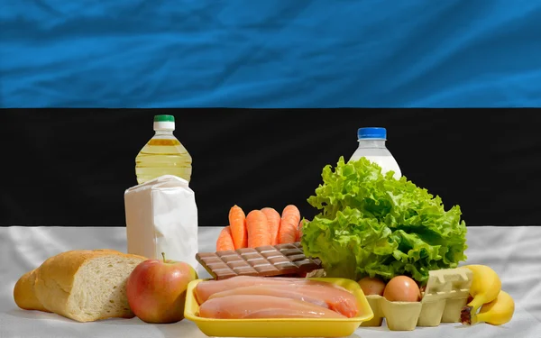 エストニア国旗の前で基本的な食糧食料品 — ストック写真