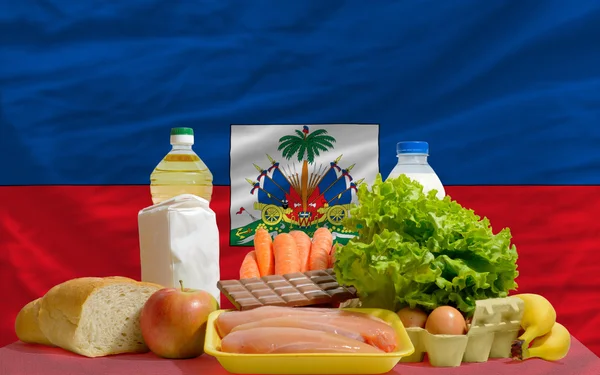 Abarrotes básicos de alimentos frente a la bandera nacional haití —  Fotos de Stock
