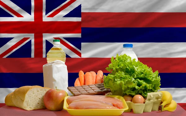 Mercearia básica de alimentos em frente à bandeira do Estado hawaii us — Fotografia de Stock