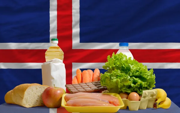 Abarrotes básicos de alimentos frente a la bandera nacional de iceland — Foto de Stock