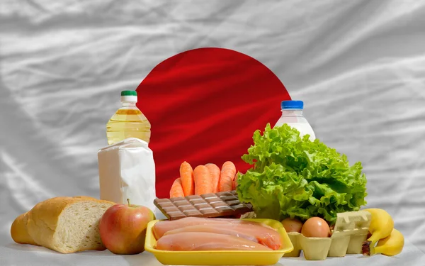 Abarrotes básicos de alimentos frente a la bandera nacional de Japón — Foto de Stock