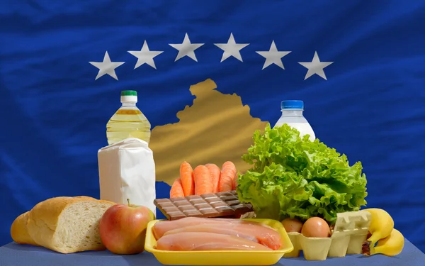 Produits alimentaires de base devant le drapeau national kosovo — Photo