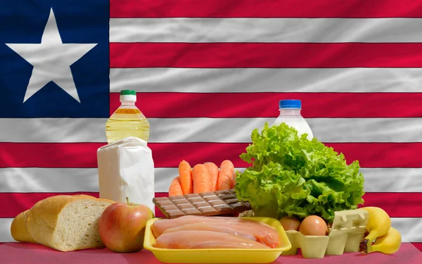 Grundnahrungsmittel vor der liberianischen Nationalflagge — Stockfoto