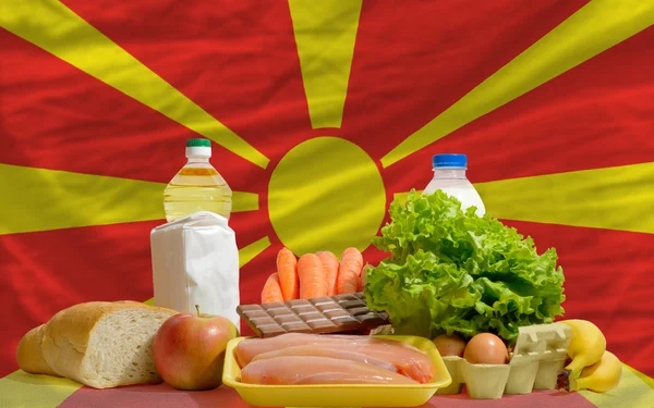 Abarrotes de alimentos básicos frente a la bandera nacional de macedonia —  Fotos de Stock