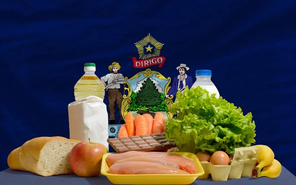 Prodotti alimentari di base di fronte al maine noi bandiera di stato — Foto Stock