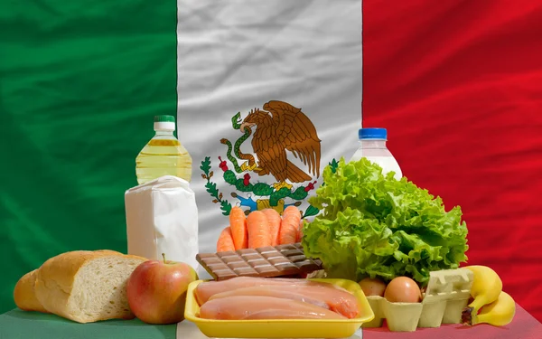 Produits alimentaires de base devant le drapeau mexicain — Photo