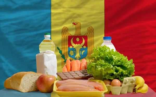 Produtos alimentares básicos em frente à bandeira nacional da Moldávia — Fotografia de Stock
