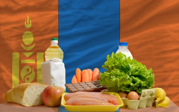 Mercearia básica de alimentos em frente à bandeira nacional da Mongólia — Fotografia de Stock