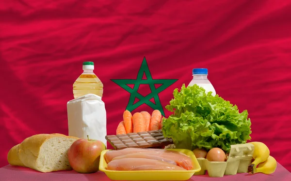 Mercearia básica de alimentos em frente à bandeira nacional do Marrocos — Fotografia de Stock