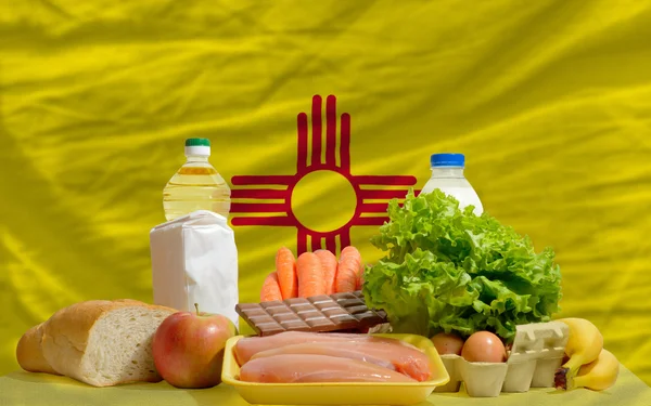 Основные продукты питания перед Нью-Мексико нас государственного флага — стоковое фото