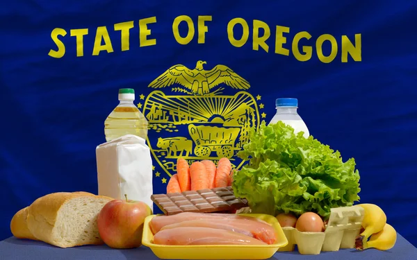 Abarrotes de alimentos básicos frente a oregon us bandera del estado — Foto de Stock