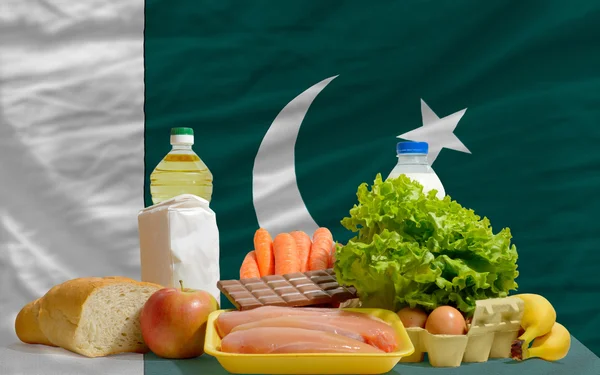 Βασικά τρόφιμα παντοπωλείων μπροστά από την εθνική σημαία του Πακιστάν — Φωτογραφία Αρχείου