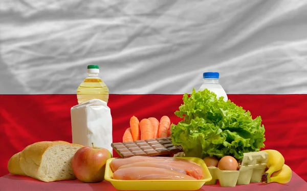 Mercearia básica de alimentos em frente à bandeira nacional da Polônia — Fotografia de Stock