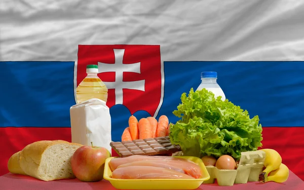 Основные продовольственные товары перед национальным флагом Словакии — стоковое фото