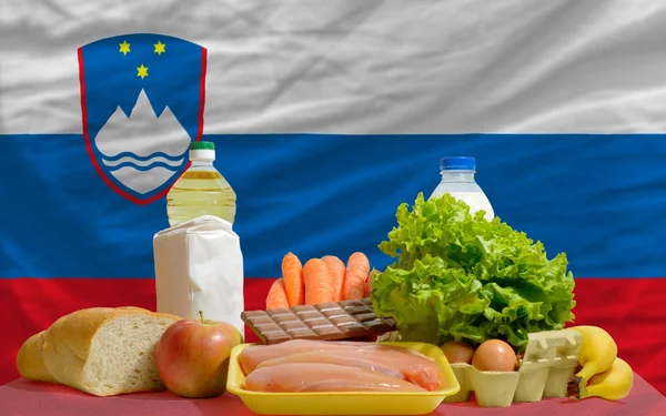 Temel gıda Market önünde Slovenya ulusal bayrak — Stok fotoğraf
