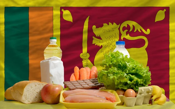 Abarrotes de alimentos básicos frente a la bandera nacional de Sri Lanka —  Fotos de Stock