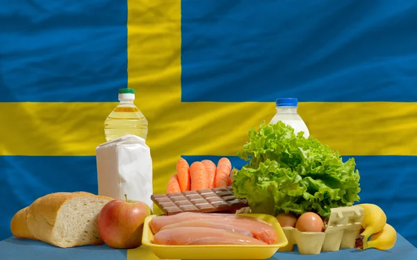 Abarrotes básicos de alimentos frente a la bandera nacional sueca — Foto de Stock