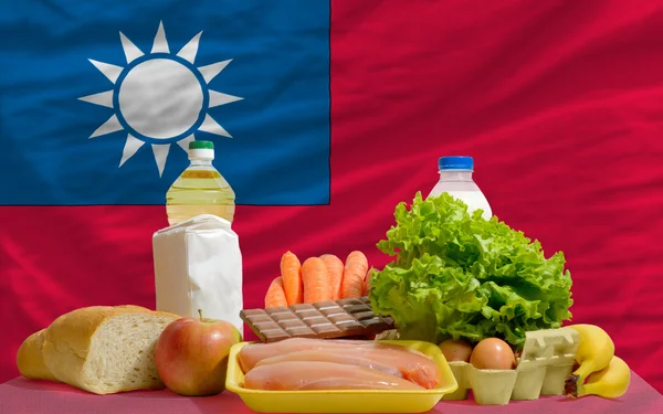 Mercearia básica de alimentos em frente à bandeira nacional de Taiwan — Fotografia de Stock