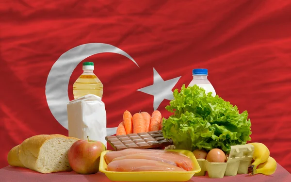 Prodotti alimentari di base davanti alla bandiera nazionale del tacchino — Foto Stock