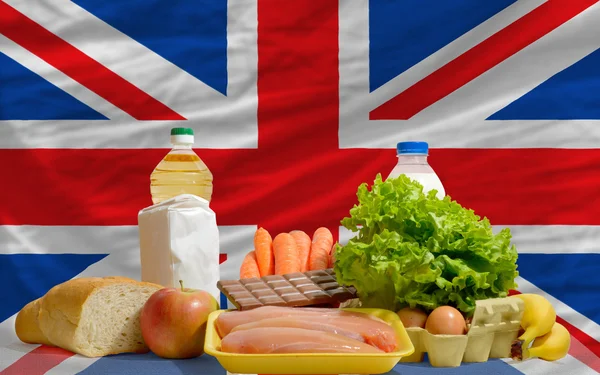 Abarrotes básicos de alimentos frente a la bandera nacional del reino unido — Foto de Stock
