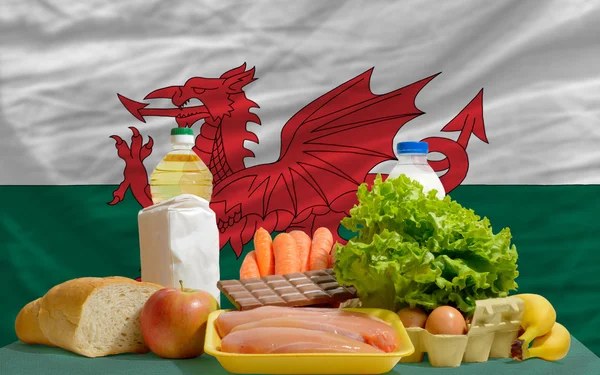 Grundläggande mat matvaror framför wales flagga — Stockfoto
