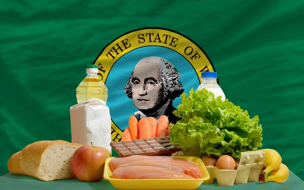 Abarrotes de alimentos básicos frente a Washington, bandera del estado. — Foto de Stock