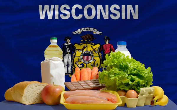 Abarrotes de alimentos básicos frente a la bandera del estado de Wisconsin — Foto de Stock