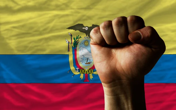 Puño duro frente a bandera del Ecuador simbolizando poder — Foto de Stock